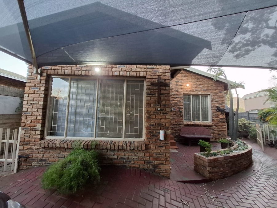 4 Bedroom Property for Sale in Geelhoutpark North West